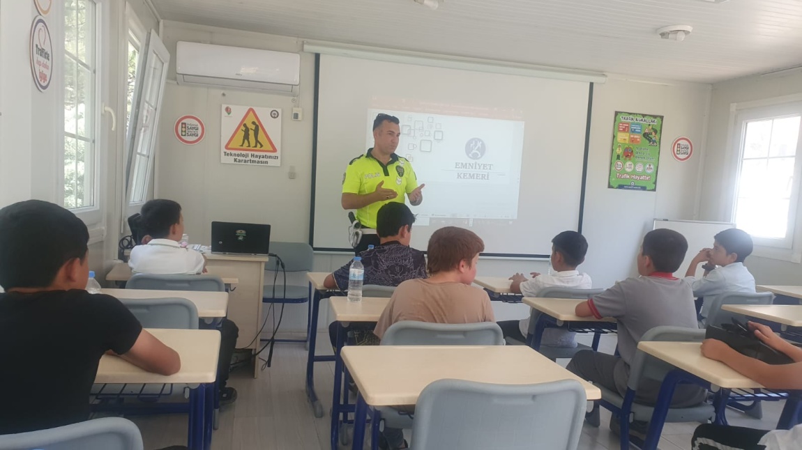 Öğrencilerimiz, Amasya Valiliği tarafından İl Emniyet Müdürlüğü’nde kurulan Trafik Eğitim Parkını ziyaret ettiler.